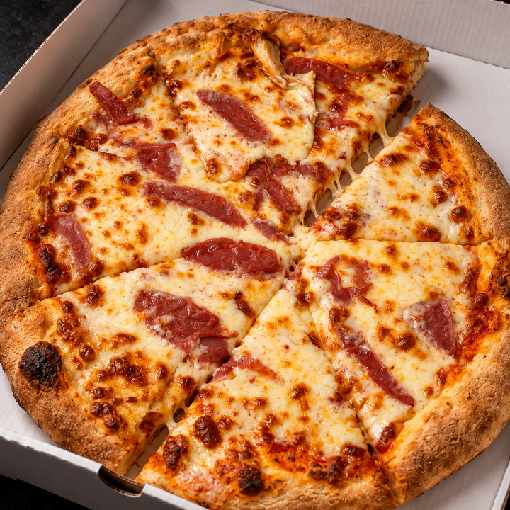 Pizza dans sa boîte à emporter