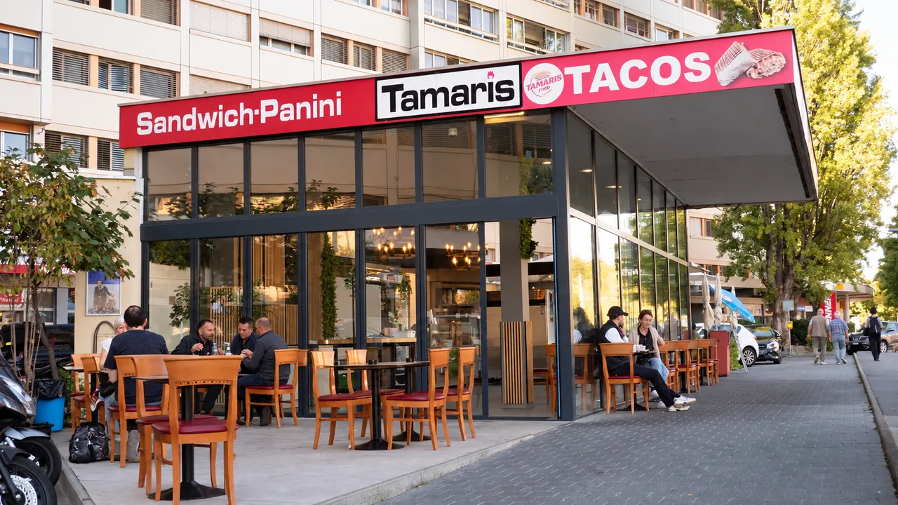 Façade de Tamaris Food à Lancy avec l'enseigne Sandwich, Panini, Tamaris, Tacos et sa terrasse