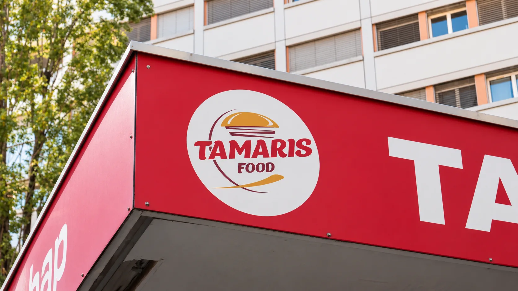 Auvent rouge de Tamaris Food à Lancy, avec le logo de l'enseigne